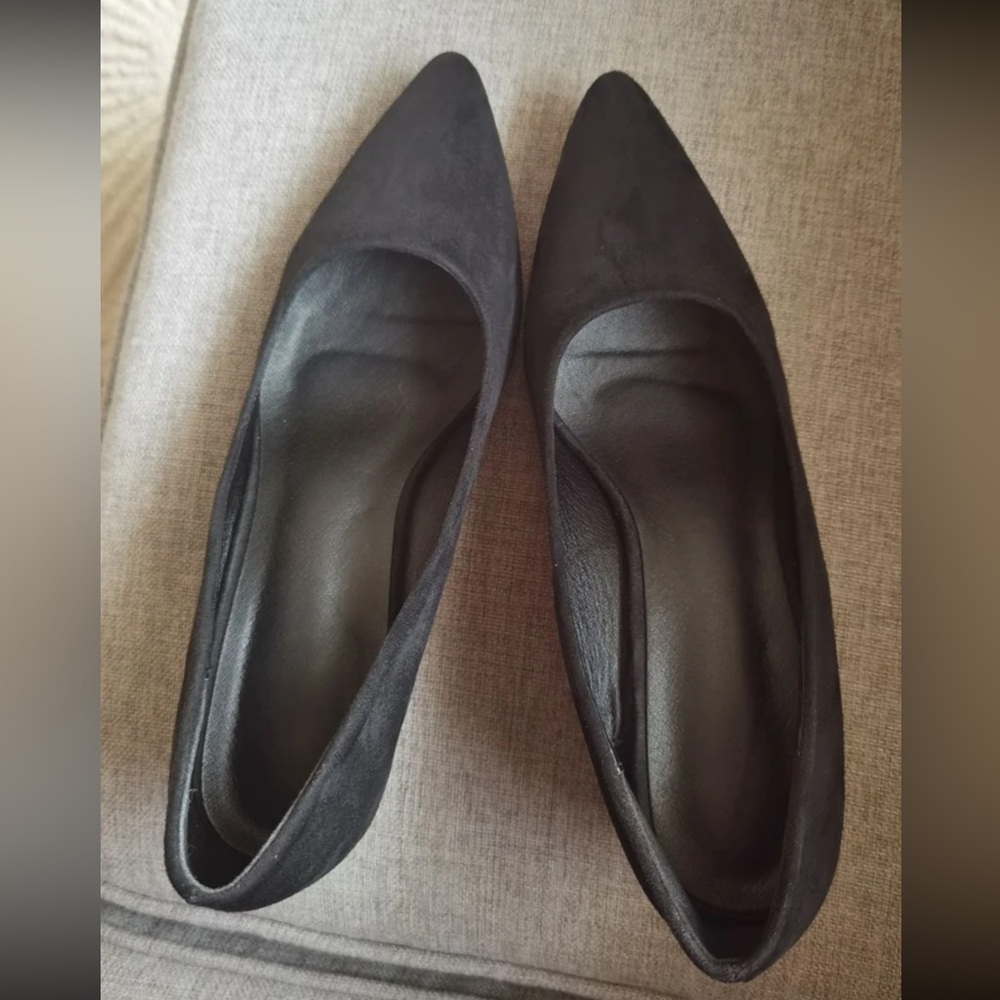 Kitten heel black pointy toe heels 7.5